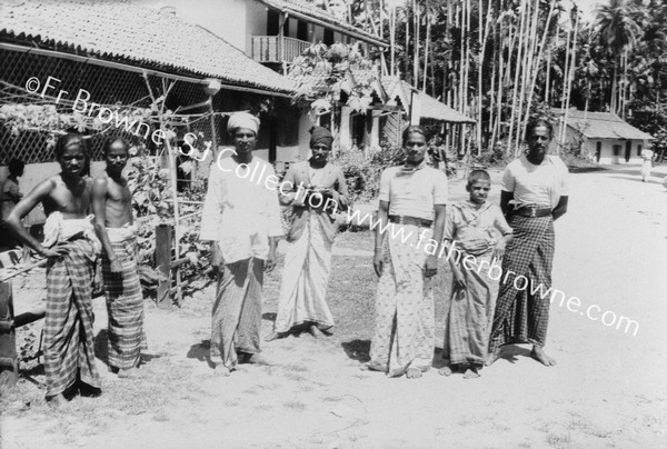 ON THE ROAD TO KANDY : GROUP OF NATIVES AT MAWANELLA